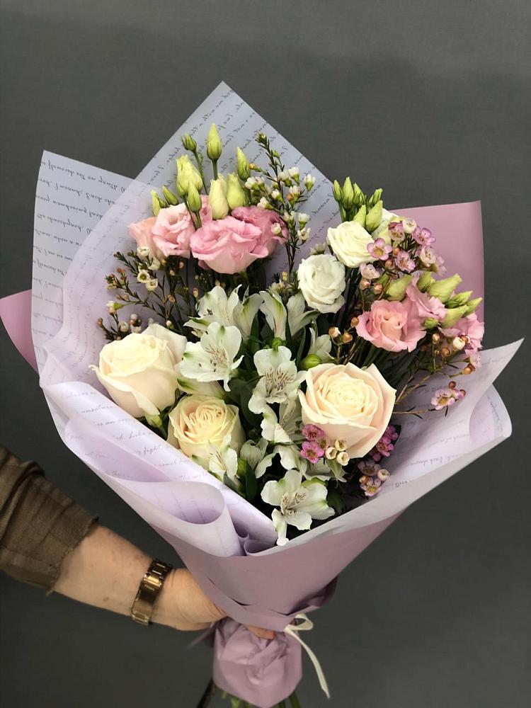 Букет цветов из: Альстромерии, Розы и Лизиантусы в Югорске