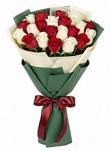Букет Микс из красных и белых роз в Югорске