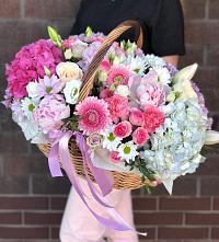Композиция солнечный день в Югорске Цветочная композиция из Розы, Хризантемы, Пионы и Лизиантусы в корзине в Югорске