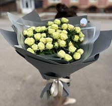 Букет Белые кустовые розы Солинеро в Югорске
