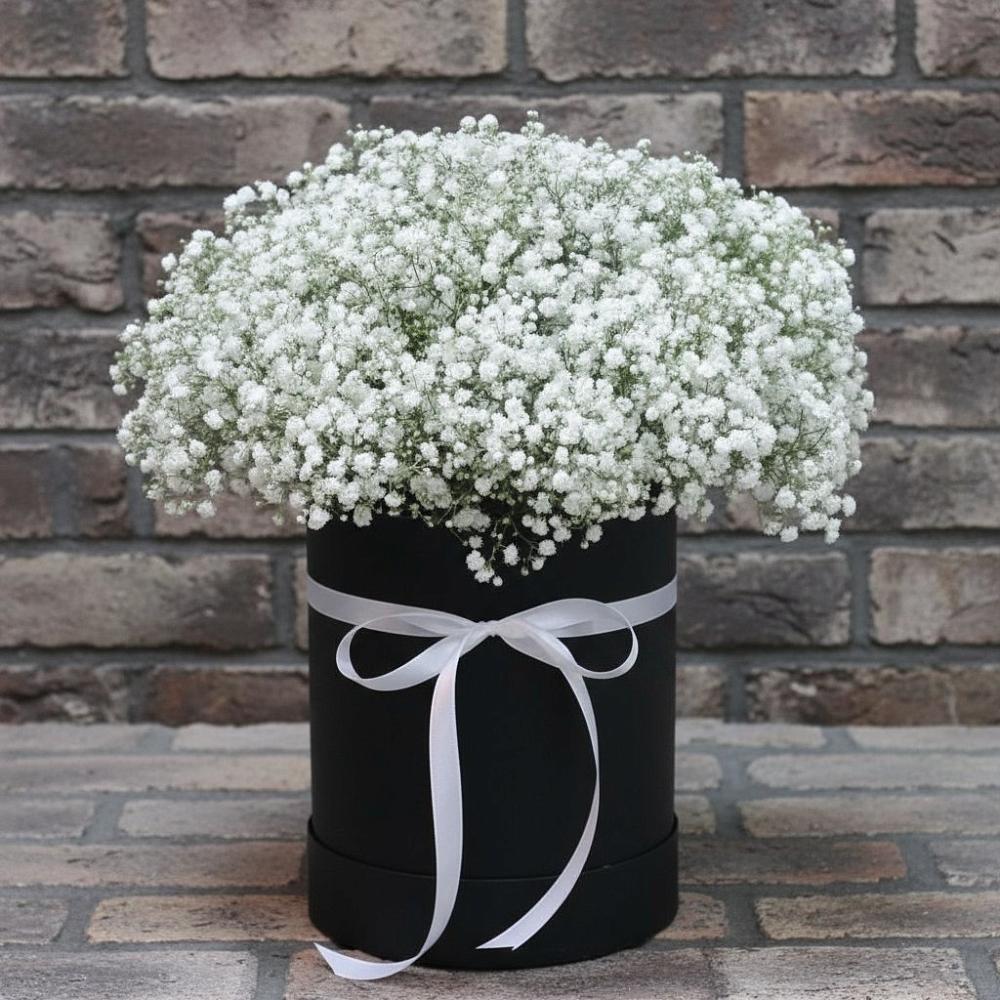 Цветочная композиция из Гипсофила в шляпной коробке в Югорске