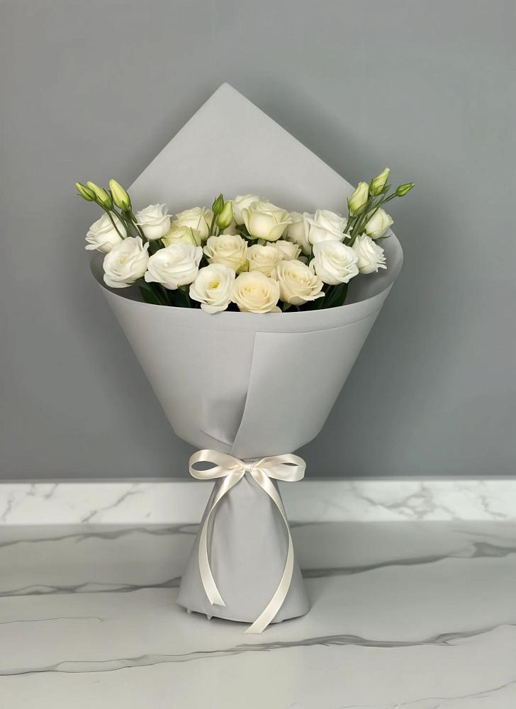 Букет цветов из: Розы и Лизиантусы в Югорске