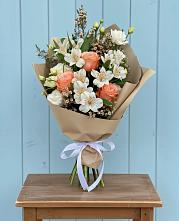 Букет цветов из:  Альстромерии, Лизиантусы, Розы и Хризантемы в Югорске