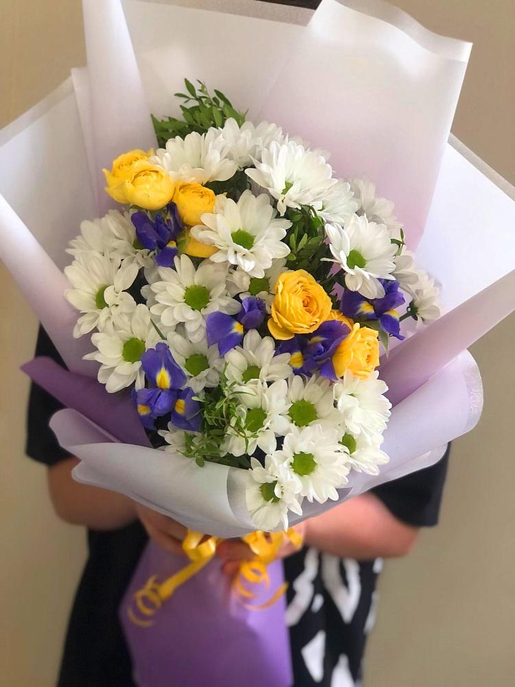 Букет цветов из: Ирисы, Хризантемы и Розы в Югорске