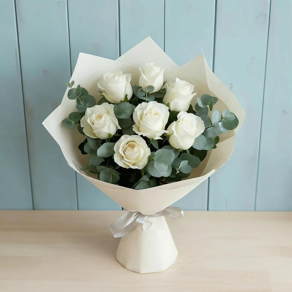 Букет Белые розы в Эвкалипте в Югорске