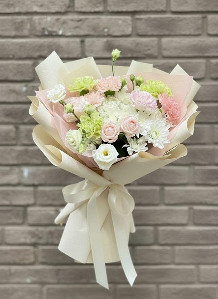 Букет цветов из: Гвоздики, Розы, Лизиантусы и Хризантемы в Югорске