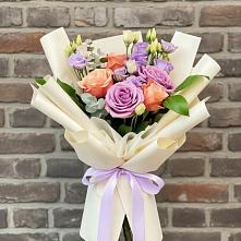 Букет цветов из:  Лизиантусы и Розы в Югорске