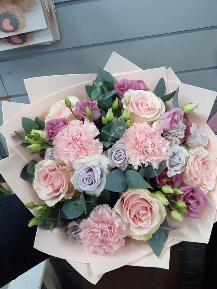 Букет цветов из: Розы, Гвоздики и Лизиантусы в Югорске