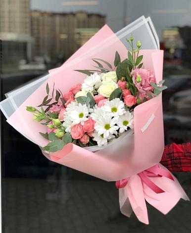 Букет цветов из: Розы, Лизиантусы и Хризантемы в Югорске