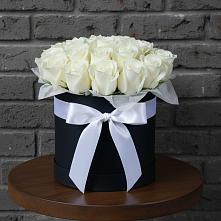 Цветочная композиция из Розы в шляпной коробке в Югорске